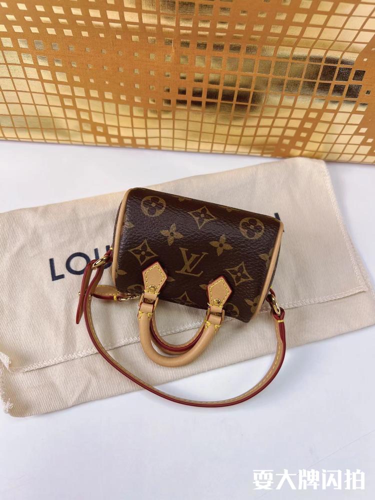 Louis Vuitton路易威登 全新新款Speedy Bag Charm LV全新新款Speedy Bag Charm，超级mini的尺寸也是最热门款，凹造型很显身材，经典又俏皮人见人爱~  可送礼 尺寸8*6*5cm